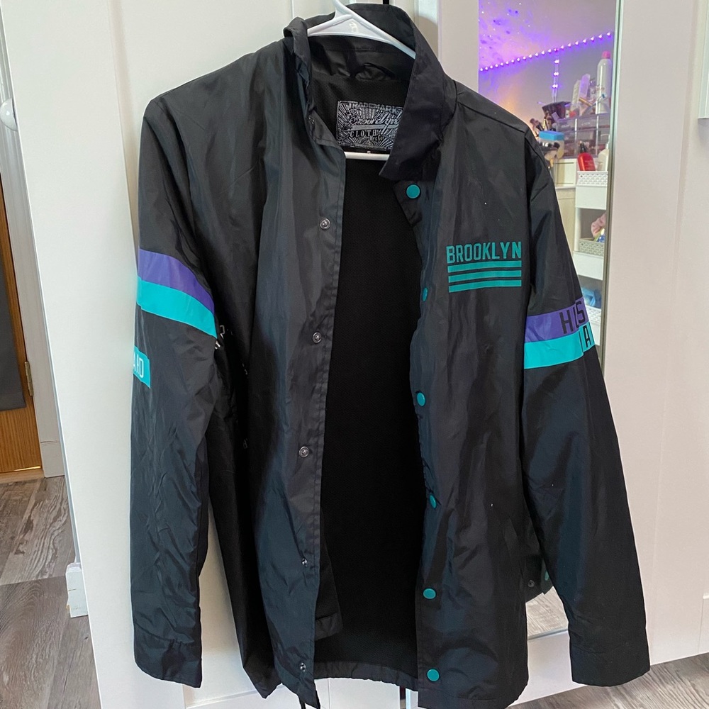 Graphic windbreaker/rain-jacket